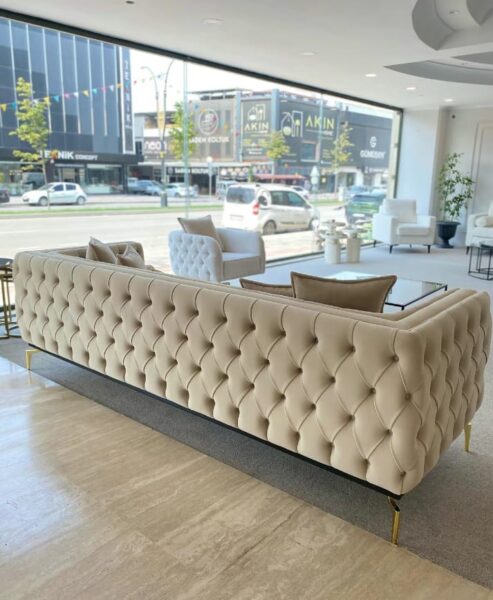 Sillón colonial tapizado en lino capitone lustrado en poliuretano