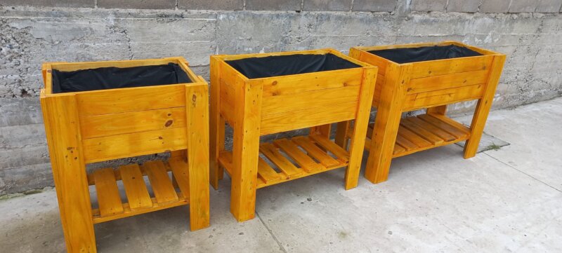 Huerteros elevados ,comederos/bebederos para animales ,bases para macetas de fibro cemento