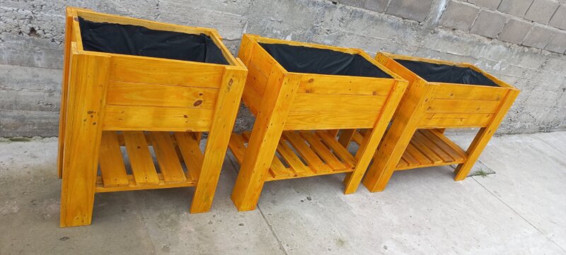 Huerteros elevados ,comederos/bebederos para animales ,bases para macetas de fibro cemento