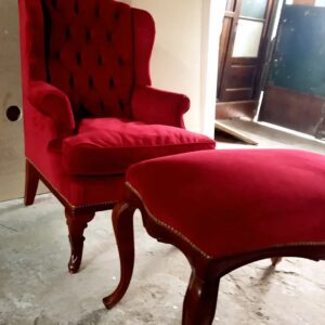Sillón colonial tapizado en lino capitone lustrado en poliuretano