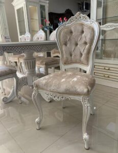 Sillón colonial tapizado en lino capitone lustrado en poliuretano