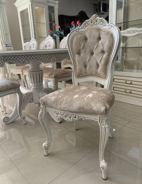 Sillón colonial tapizado en lino capitone lustrado en poliuretano