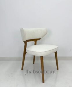 Sillón colonial tapizado en lino capitone lustrado en poliuretano