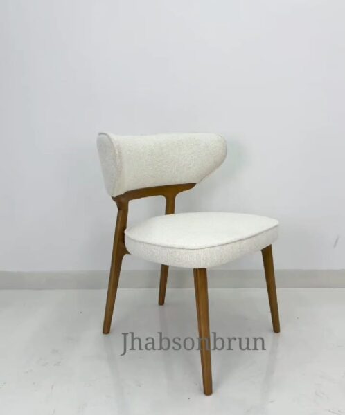 Sillón colonial tapizado en lino capitone lustrado en poliuretano