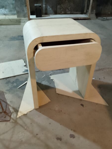 Sillón colonial tapizado en lino capitone lustrado en poliuretano