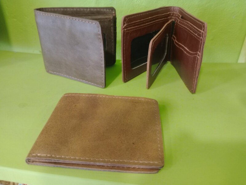 Billetera de cuero con porta foto al medio