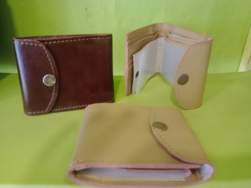 Billetera de cuero con porta doc desmontable y broche