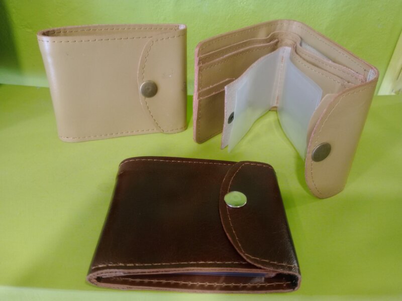 Billetera de cuero con porta doc desmontable y broche