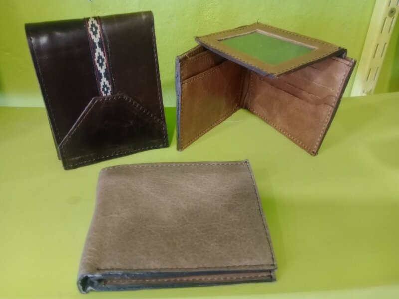 Billetera de cuero ancha