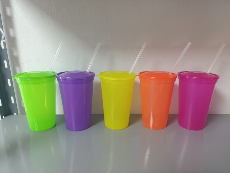 Vasos de 500cc con tapa y sorbete