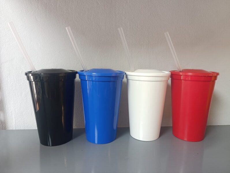 Vasos de 500cc con tapa y sorbete