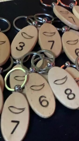 llavero madera con logo