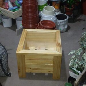 Porta macetas de hierro y madera