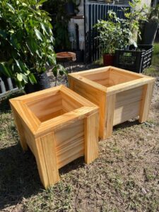 Porta macetas de hierro y madera