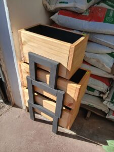 Porta macetas de hierro y madera