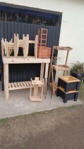 Porta macetas de hierro y madera