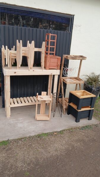 Porta macetas de hierro y madera