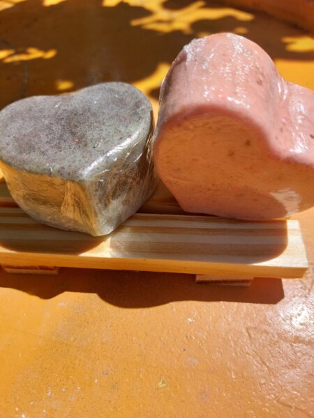 SHAMPOO SOLIDO PARA CAIDA DE CABELLO, CASPA, NUTRIR Y FORTALECER, PARA NIÑOS Y MACOTAS.- ROMERO, ORTIGA, PALTA, ALOE VERA, MANZANILLA, CALENDULA.-