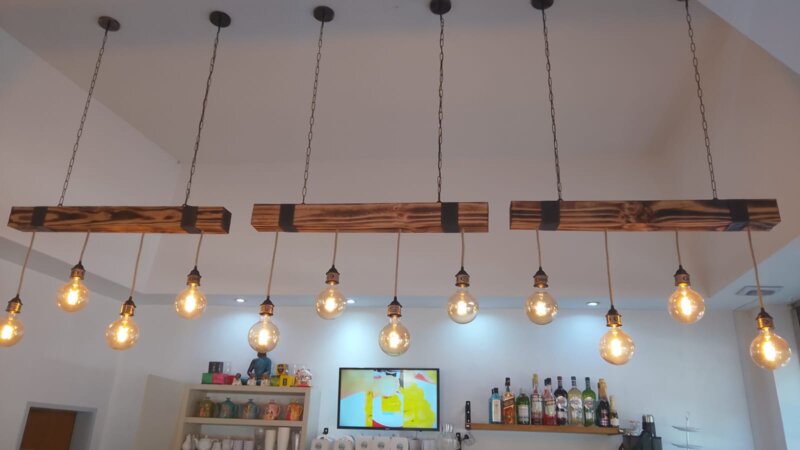 Lampara colgante industrial con madera, Tirante 4x4 de 4 luces